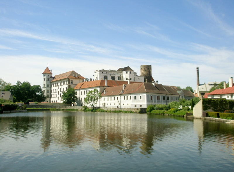 2K, jindřichův hradec, built structure, tourism, water, tree, nature, waterfront, row house, pond, history, monument, sky, no people, house, lake, cloud - sky