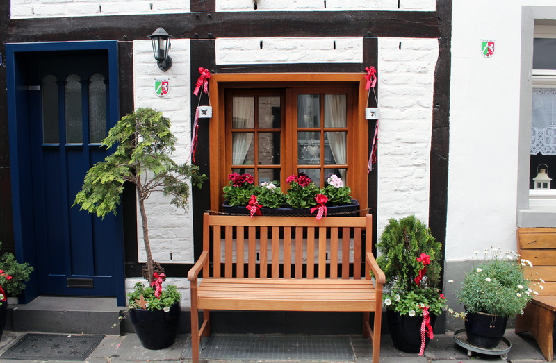 4K, wooden bench, Garden, places of interest, bar, Building, fachwerkhaus, grinding, wood - material, day, door, break, wooden beams, window box, flowers