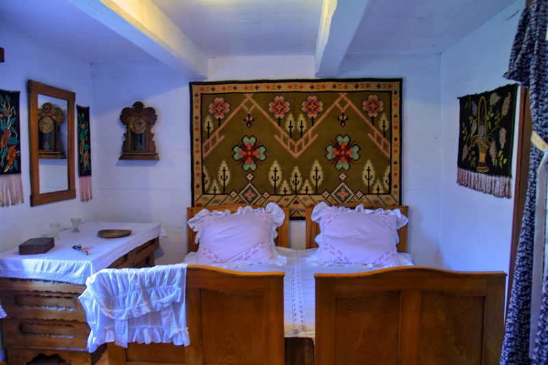 table, luxury, straw, empty, village, domestic room, ceiling, wall - building feature, cottage, no people, furniture, sanok, grass, built structure, 5K
