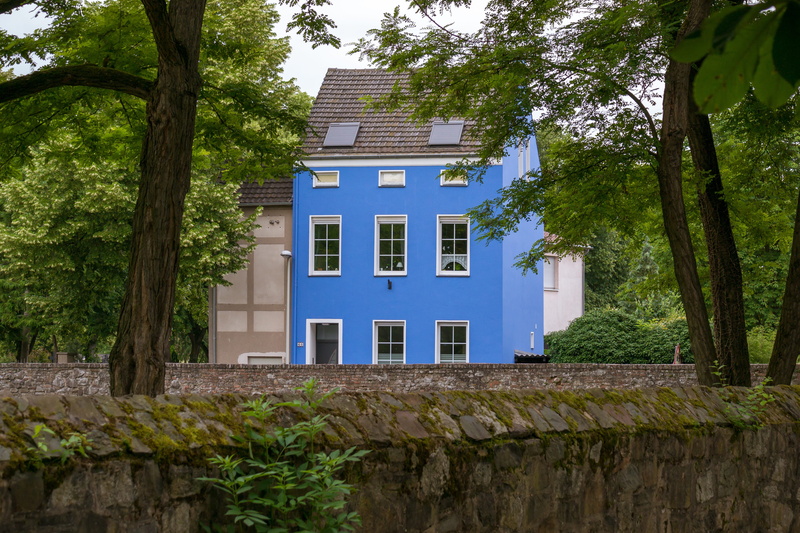 building, no people, day, low angle view, trunk, romantic, tree trunk, growth, green color, house, wall, blue, built structure, Residence, building exterior