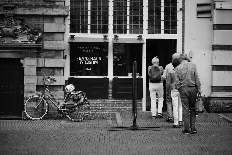 men, transportation, frans hals, built structure, walking, lifestyles, towards, 5K, architecture, leisure, adult, human, black/white, day, person, women