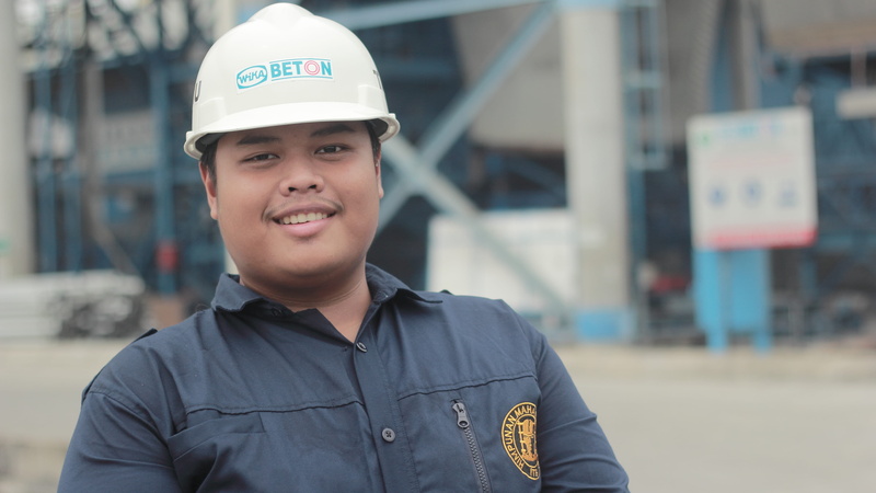 men, hat, portrait, headshot, industry, young adult, day, working, occupation, smilling, engineer, happiness, front view, male, focus on foreground, looking at camera
