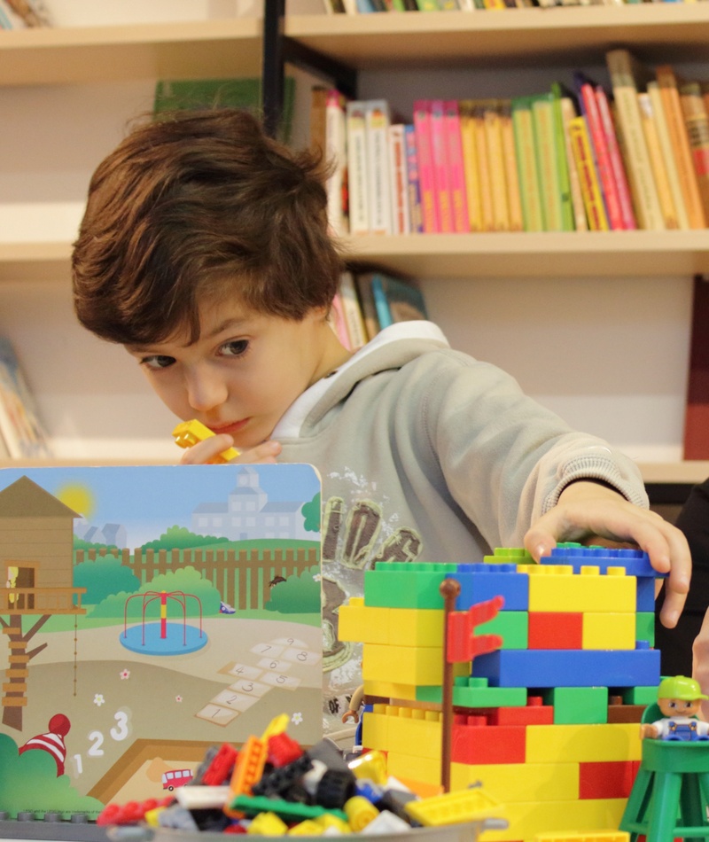 leisure activity, lifestyles, portrait, construction, development, casual clothing, caucasian Ethnicity, innocence, child, baby, people, plastic, lego