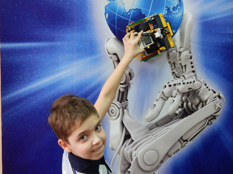 one person, 2K, technology, winner, i am a winner, sumo maneuvering, boys, futuristic, men, space exploration, headshot, robot winner, child, males, world of robots