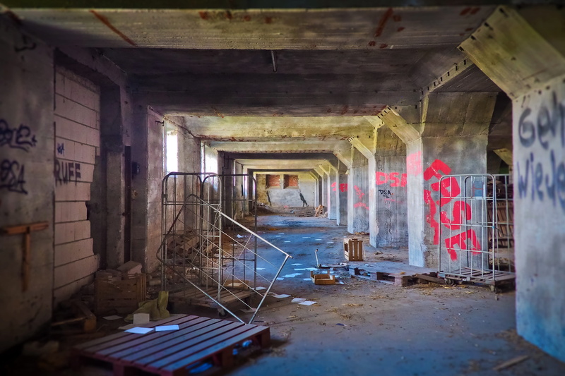 factory, transience, dirt, damaged, leave, messy, past, weird, building, wall painting, forget, catacombs, dirty, no people, graffiti, threatening, mood