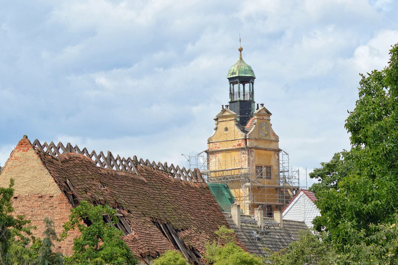 day, building, scaffold, travel destinations, roof, city, roof truss, tree, break up, the past, sky, history, tower, restoration, architecture, europe