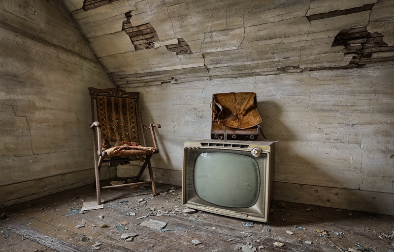 5K, attic, TV, chair