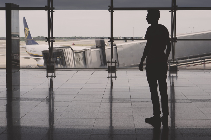 look, mode of transportation, airport, tiled floor, one person, person, waiting, full length, real people, air vehicle, travel, airport departure area