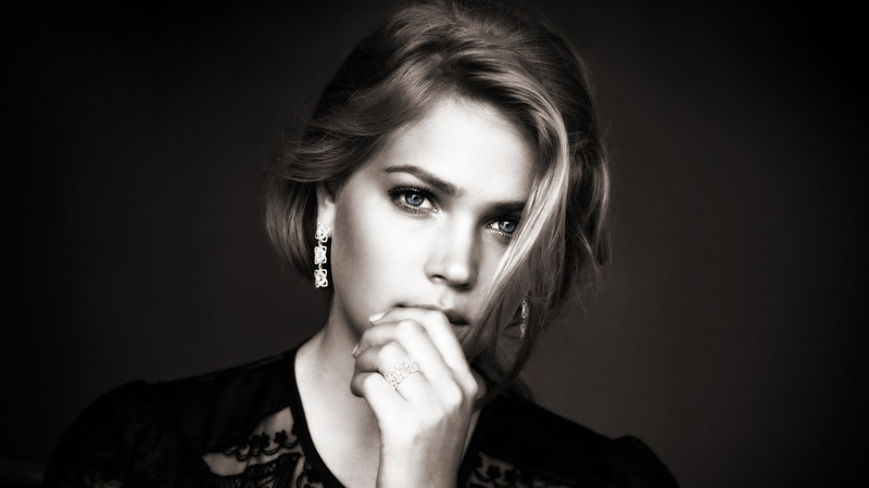 1080P, Esti Ginzburg, studio shot, one person, young women, dark, contemplation, beautiful people, wavy hair, fashion model, headshot, hand, beauty, face