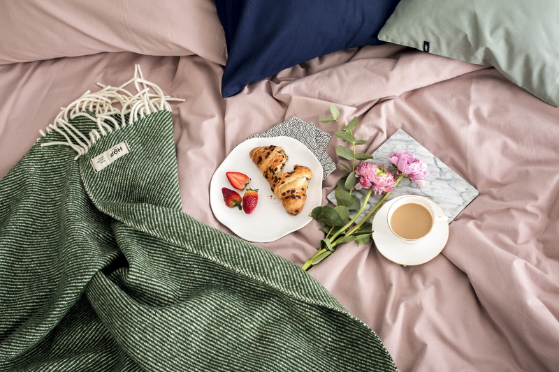 lifestyles, comfortable, croissant, tea, bedding, sweet, drink, sleeping, cup, bed, bed linen, coffee - Drink, food, flower, wool, breafast, bread, white