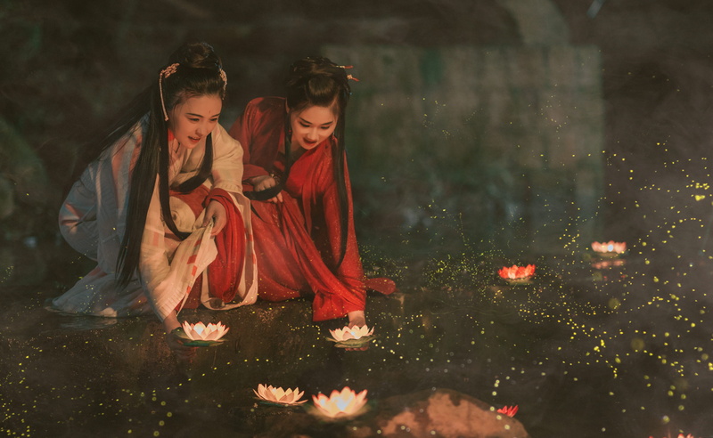 emotion, holding, ancient, smiling, 5K, women, red, lotus lantern, night, beside, ancient costume, wearing, middle autumn festival, hope, wish, tradition