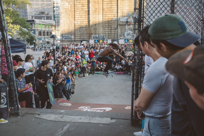 built structure, women, apparel, tarmac, lifestyles, street, clothing, outdoors, urban, large group of people, casual clothing, new york city, crowd, sport