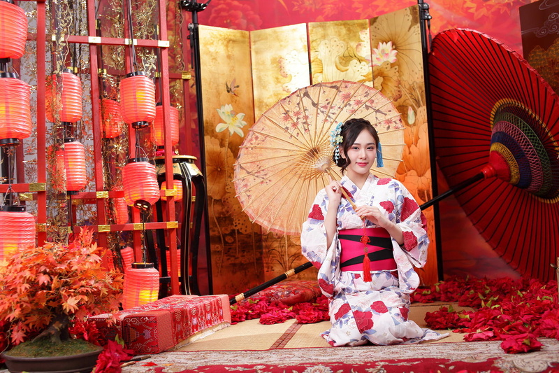 sitting, 1080P, lampions, Japanese umbrella, women, petals, long hair, traditional clothing, Asian, dark hair, flowers, model, kneeling, hair ornament