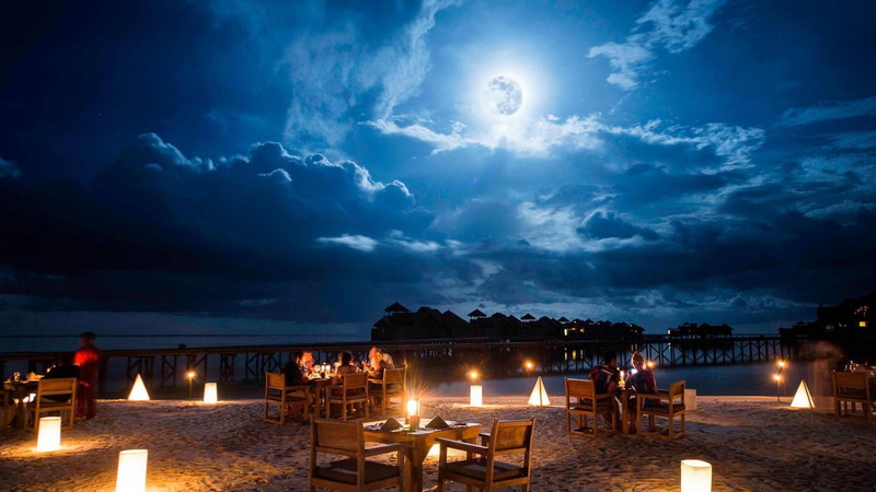 beauty in nature, outdoors, sky, restaurant, meal, dining, moon, full moon, dinner, lighting equipment, chair, seat, table, romantic, 1080P, water, illuminated