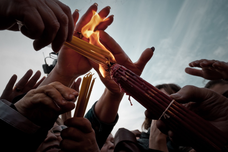 finger, skill, crowd, group, playing, people, flame, arts culture and entertainment, artist, medium group of people, hand, string instrument, adult, sky