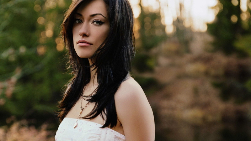 black hair, looking at camera, hairstyle, actress, hair, outdoors, fashion, long hair, necklace, young adult, brown hair, focus on foreground, adult, Olivia Wilde