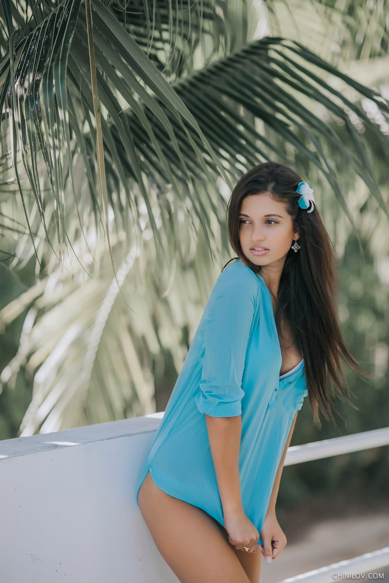 casual clothing, women outdoors, tree, blue, one person, day, adult, young adult, smiling, palm trees, fashion, three quarter length, beautiful woman, hair
