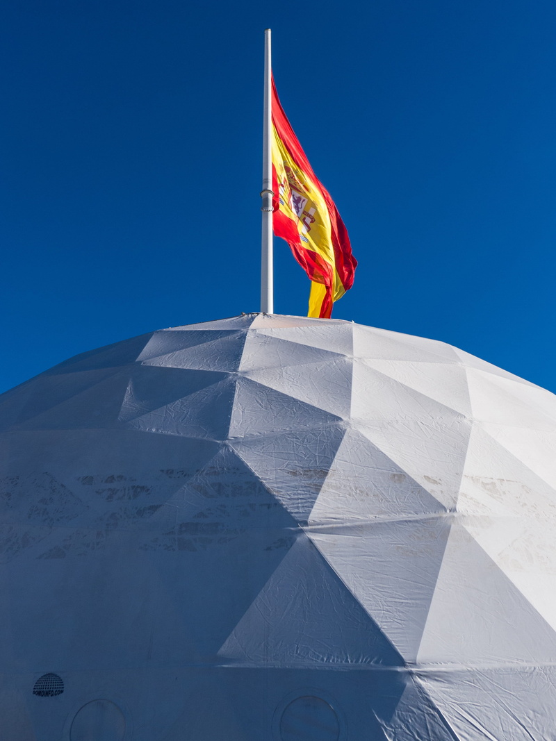 building exterior, sunlight, low angle view, patriotism, nature, no people, city, Spain, copy space, Igloo, sunny, sky, Flag, clear sky, outdoors, 2K