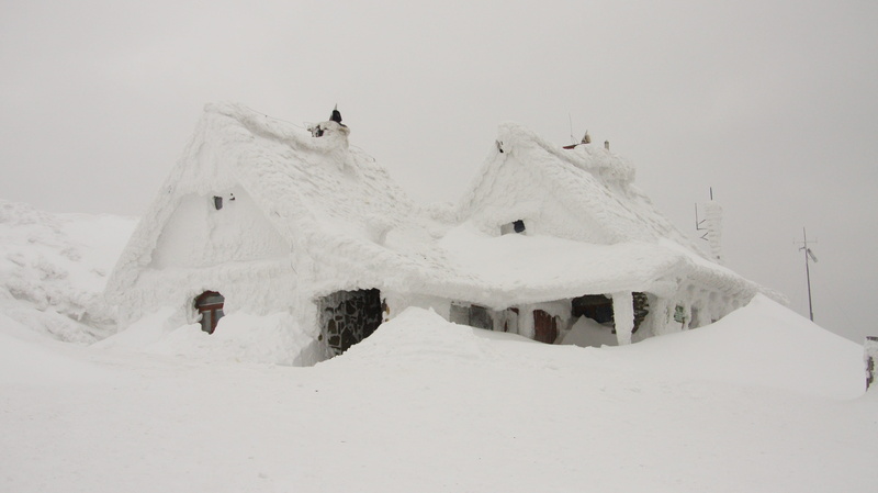 building, sport, tranquil scene, landscape, igloo, winter, cold, house, travel, cabin, tranquility, mountain, 4K, white color, snowed in, environment