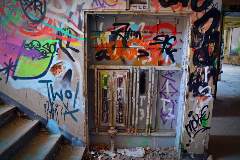 mural, industrial plant, building, graffiti, paint, industry, 5K, text, built structure, pforphoto, street art, day, broken, no people, industrial building