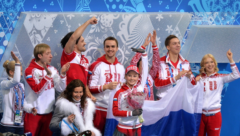 s, smiling, girls, human limb, The XXII Winter Olympic Games, women, Fedor Klimov, group of people, positive emotion, Yulia Lipnitskaya, red, white, pullover