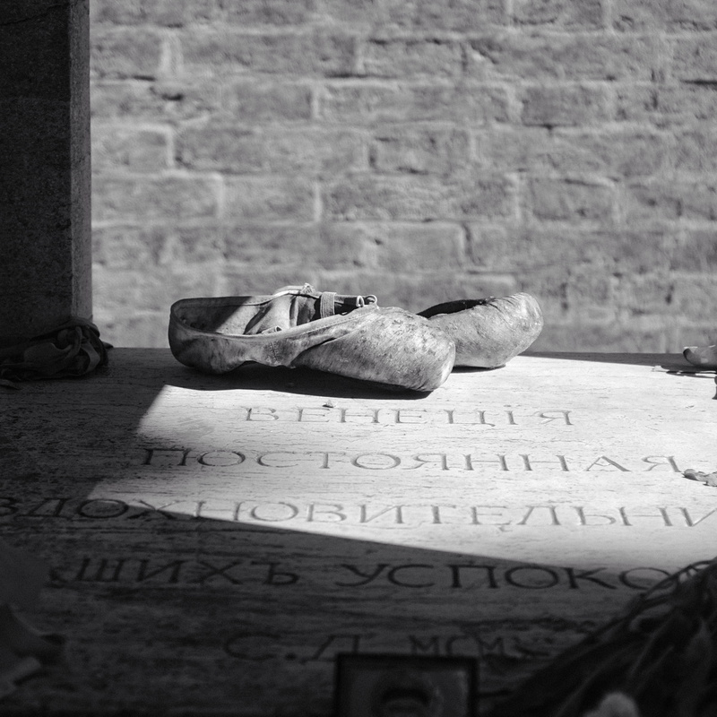 wheel, sadness, clothing, apparel, brick wall, floor, footwear, text, boot, city, unemployment, communication, spoke, 2K, alloy wheel, steeple, script