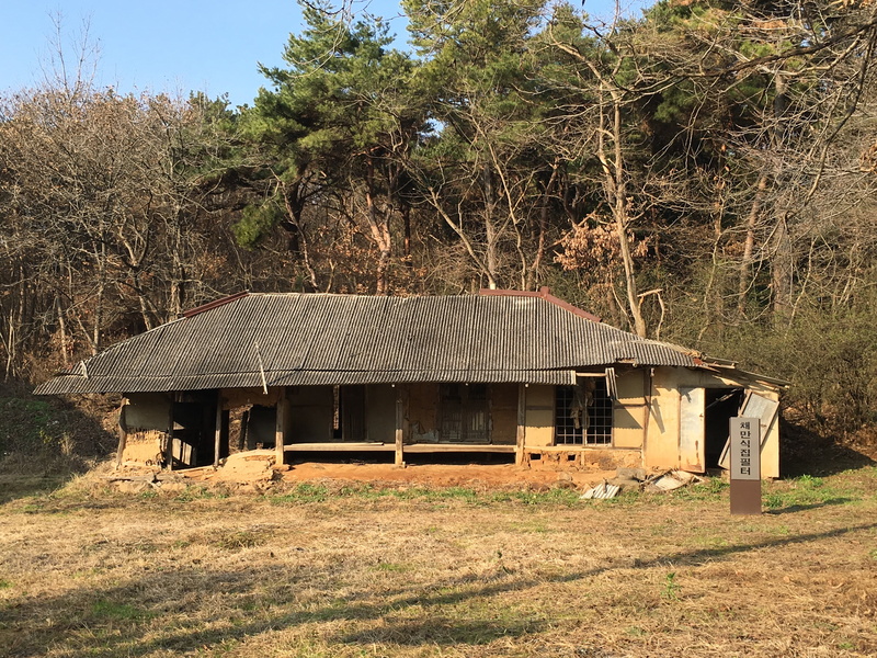 birthplace, landscape, sky, building exterior, building, old, chae man-sik, day, republic of korea, outdoors, roof, sunlight, no people, abandoned, house