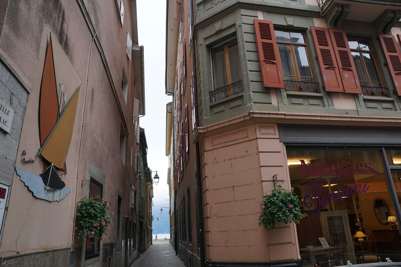 building, old, vevey, city, eng, light, building exterior, the way forward, lighting equipment, road, window, nature, direction, historic center, no people