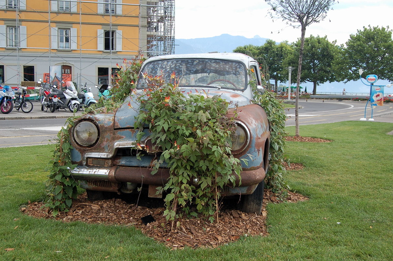 built structure, retro, geneva, car, ruined, incidental people, abandoned, switzerland, land vehicle, wreck, oldtimer, old, damaged, motor vehicle, scrap