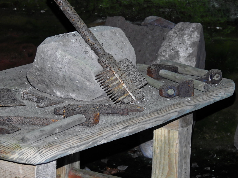 hammer, wood - material, workshop, day, focus on foreground, nut - fastener, museum, 4K, outdoors, hand tool, profession, antique, tooth iron, still life