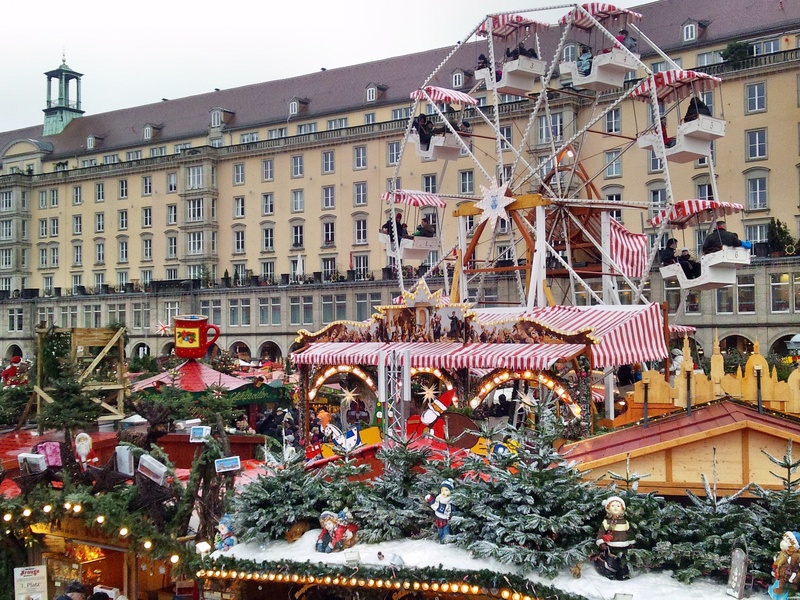creativity, building, decoration, christmas decoration, wheel, christmas time, city, road, outdoors, christmas, holiday, amusement park, arts culture and entertainment