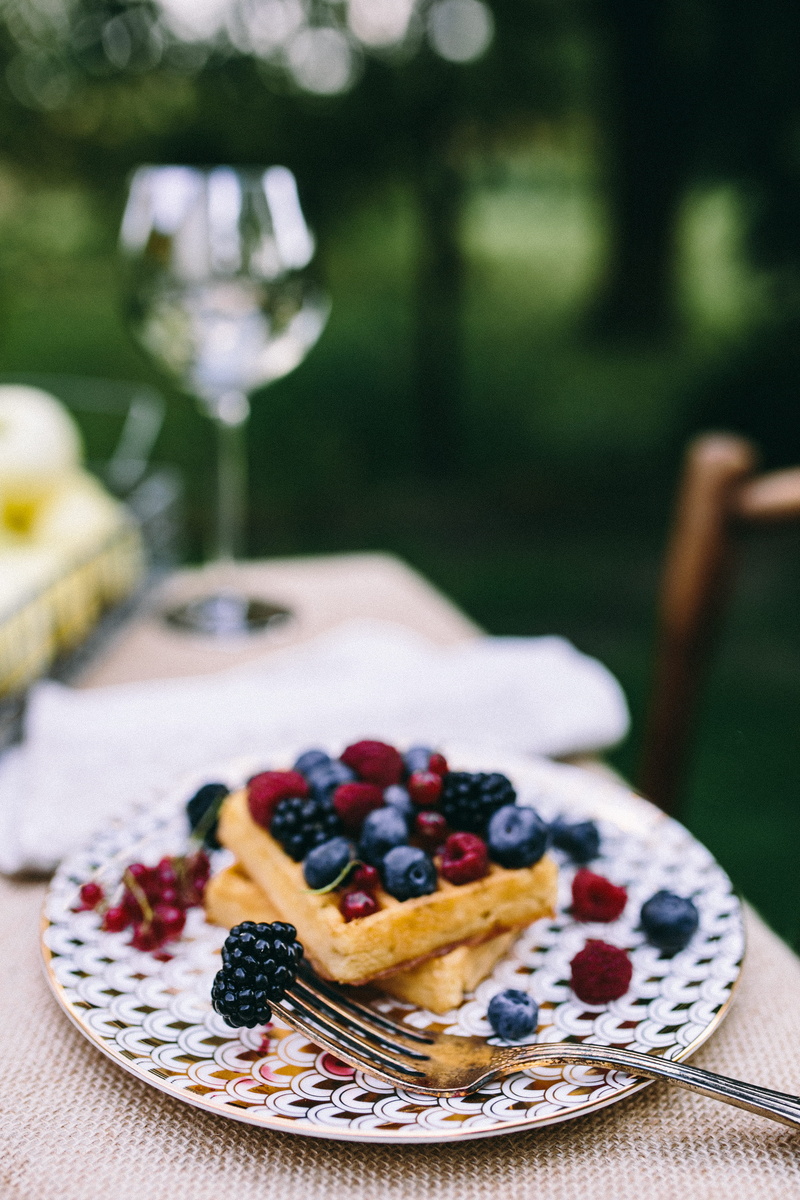 snack, wellbeing, blueberry, plate, blackberry - Fruit, lunch, indulgence, picnic table, waffles, freshness, temptation, table, tableware, glass, nature
