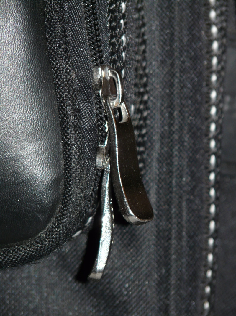 margin, leather, open, jewelry, fashion, metal, close-up, bag, chain, zipp, still life, textile, make to, zipper, necklace, 2K, closure, focus on foreground