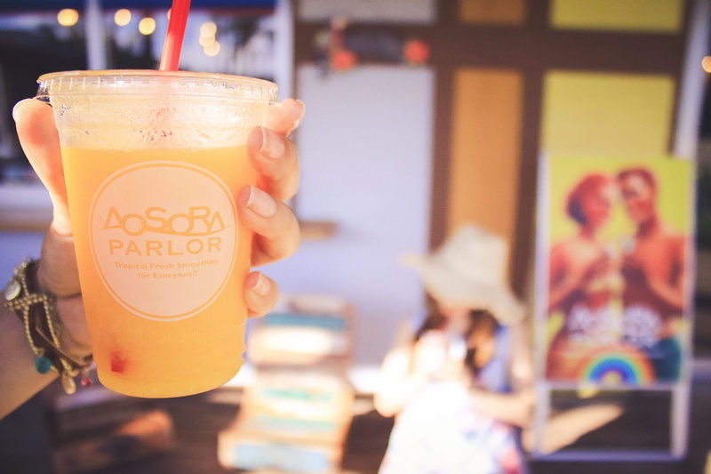 close-up, refreshment, table, cafe, Parlor, adult, holding, women, incidental people, household equipment, beer, people, 1080P, restaurant, focus on foreground