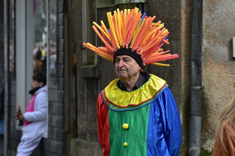 architecture, standing, adult, face, umzug, traditional clothing, clothing, smiling, multi colored, portrait, males, costume, 4K, headdress, karneval