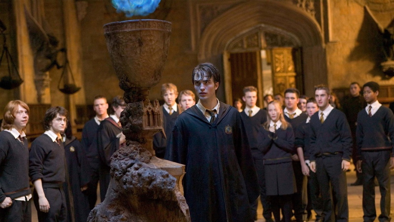 potter, men, large group of people, fuego, well-dressed, crowd, pelicula, adult, males, three quarter length, females, mature adult, mid adult, clothing