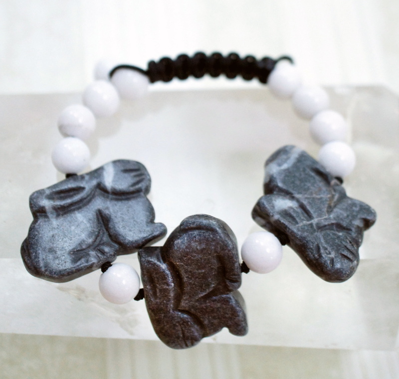 semiprecious, jewel, cord, gemstones, jewellery, beads, wealth, white color, pearl jewelry, jewelry, no people, 2K, gem, focus on foreground, bracelet