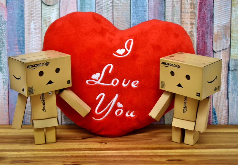 heart shape, im sorry, box - container, forgiveness, still life, amazon, no people, close-up, paper, greeting, forgive me, red, love, robot, awarded, funny
