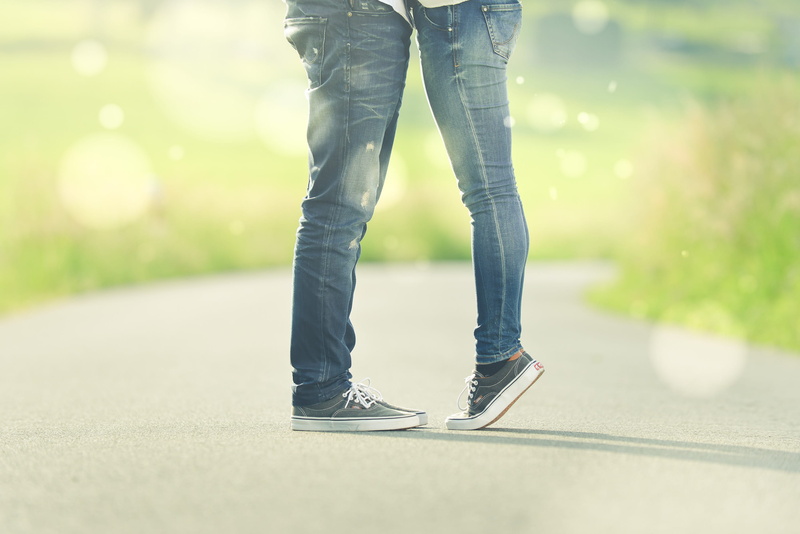 bokeh, low section, persons, two, shoe, lover, limb, adult, human limb, man, one person, 2K, lifestyles, body part, denim, proposal, trainers, human foot