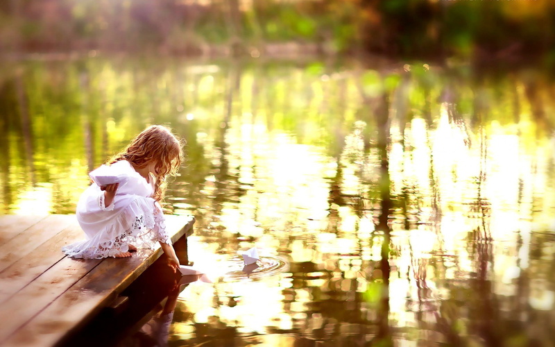 reflection, tranquility, sitting, selective focus, outdoors, lifestyles, real people, 1080P, children, childhood, lake, depth of field, child, women, nature