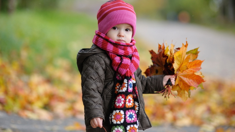 one person, warm clothing, nature, autumn, lifestyles, cute, change, 2K, winter, portrait, innocence, front view, children, scarf, hat, leaves, leisure activity