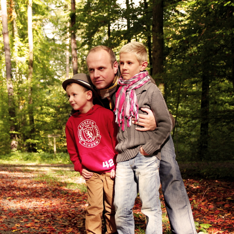 2K, leaves, males, women, autumn, father, love, boys, group of people, children, togetherness, outdoors, tree, girls, guys, fall foliage, emotion, men