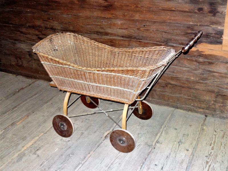 single object, absence, Doll, chair, furniture, basket ware, 4K, wicker basket, Prams, seat, natural material, wood, old-fashioned, wall - building feature
