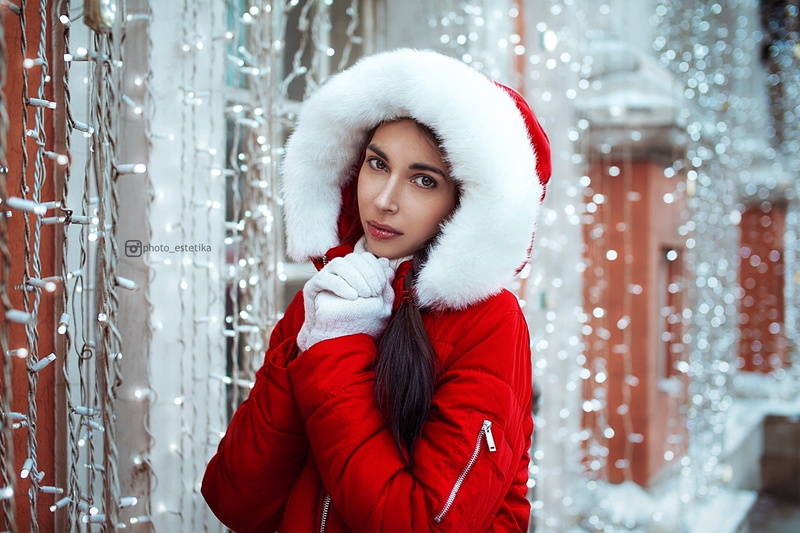 depth of field, gloves, adult, red coat, women, portrait, beautiful woman, one person, smiling, cold temperature, 1080P, scarf, hat, snow, red, warm clothing