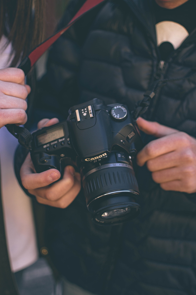 photographer, focus on foreground, lens, looking at, photo, holding, standing, pic, hands off, hand, men, 5K, camera - photographic equipment, real people