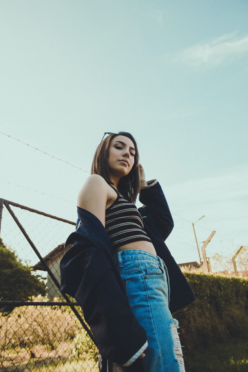cool, real people, adult, standing, young women, outdoors, editorial, leisure activity, campo, field, urban, nature, women, low angle view, model, land