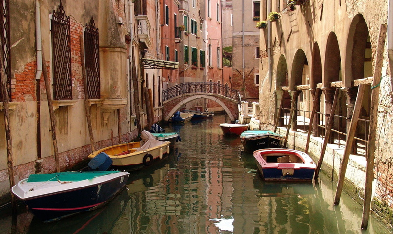 rowboat, boats, arch, arch bridge, no people, gondola - traditional boat, several, secondary channel, day, built structure, bridge, connection, venice