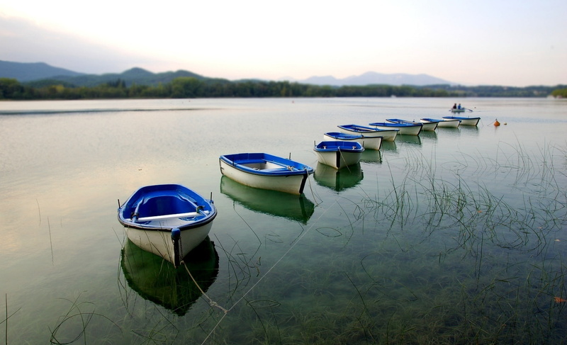 non-urban scene, day, boats, Rivers, lake, reflection, white, sky, banyoles, wooden post, beauty in nature, beach, outdoors, no people, transportation
