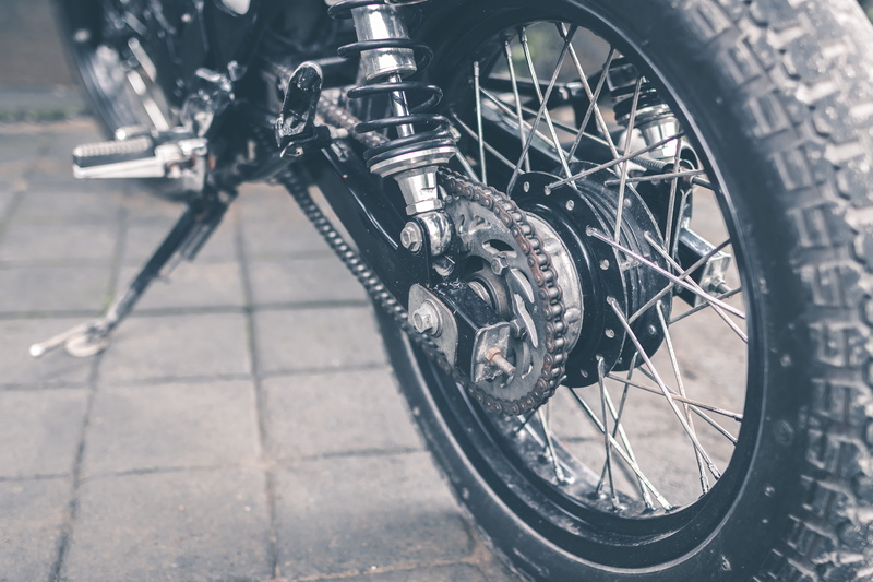 mode of transportation, day, shock, metal, land vehicle, spoke, parking, city, 5K, chain, street, close, close-up, tire, wheel, motorcycle, motorbike