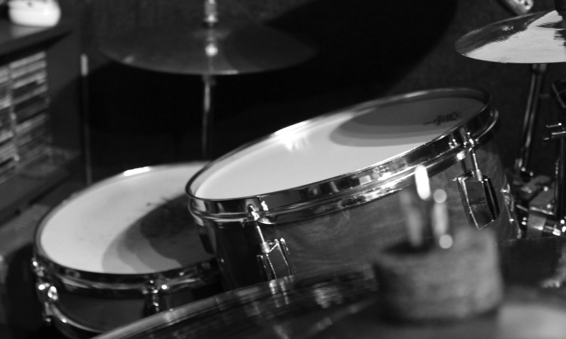 focus on foreground, playing, no people, metal, drum Kit, nightlife, 4K, arts culture and entertainment, instruments, drum - percussion instrument, modern rock